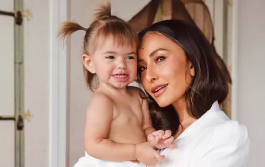 Após 14 dias na Europa, Sabrina Sato se emociona ao reencontrar filha