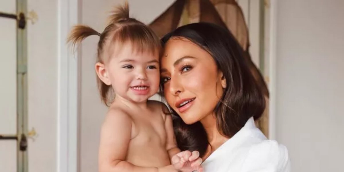 Após 14 dias na Europa, Sabrina Sato se emociona ao reencontrar filha