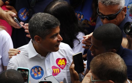 ACM Neto questiona autodeclaração racial de Rui e aliados