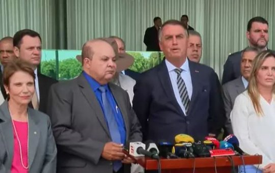 Bolsonaro recebe apoio do governador reeleito do Distrito Federal