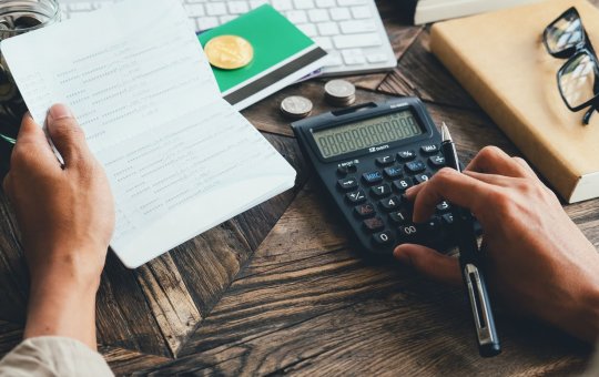 Faturas de cartão com linguagem simples podem reduzir endividamento