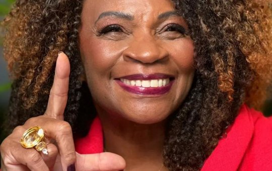 Após declarar apoio a Lula, Zezé Motta sofre ataque racistas