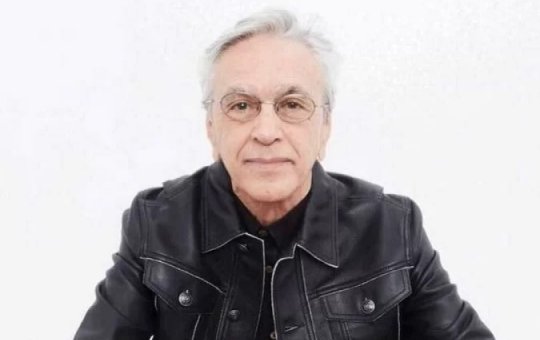 Pesquisadora terá que indenizar Caetano por chamá-lo de "macaco e pedófilo"