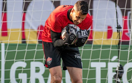 Vitória acerta renovação de contrato do goleiro Dalton, destaque da Série C