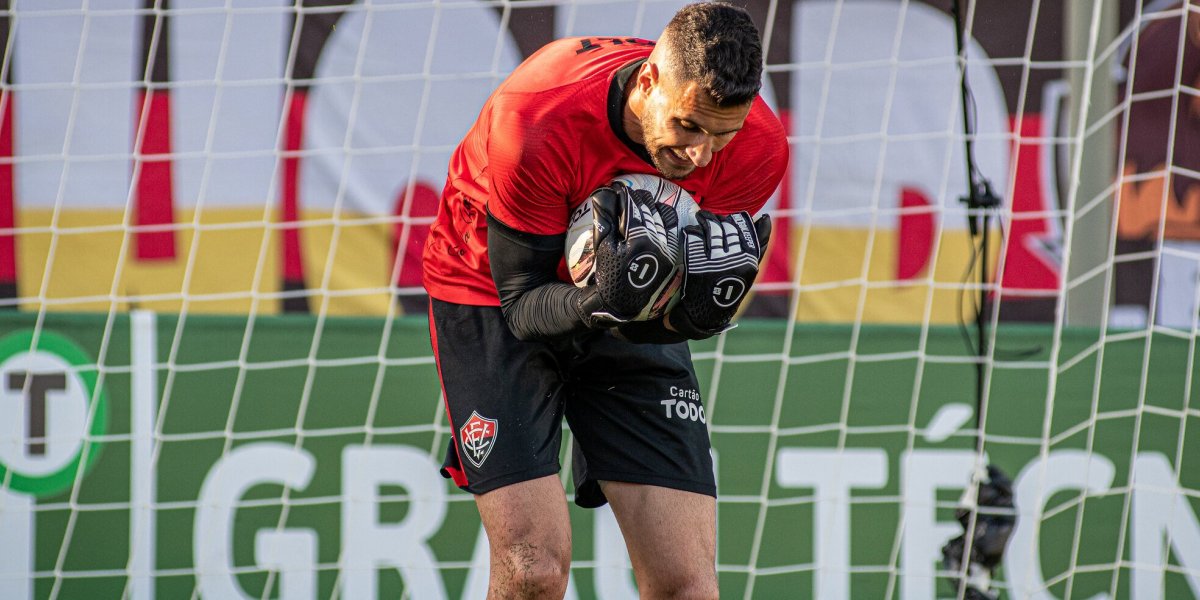 Vitória acerta renovação de contrato do goleiro Dalton, destaque da Série C