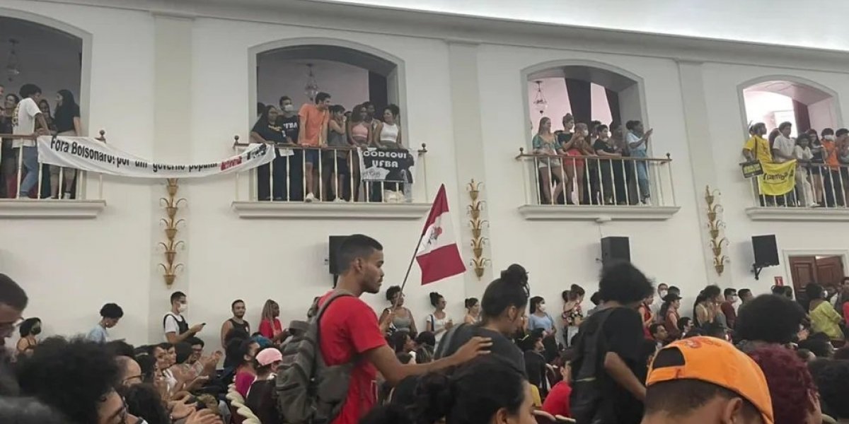 Estudantes protestam contra bloqueio de recursos do MEC em Salvador