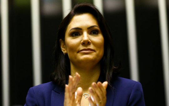 Bolsonaro recorre a primeira-dama para reduzir rejeição entre público feminino 