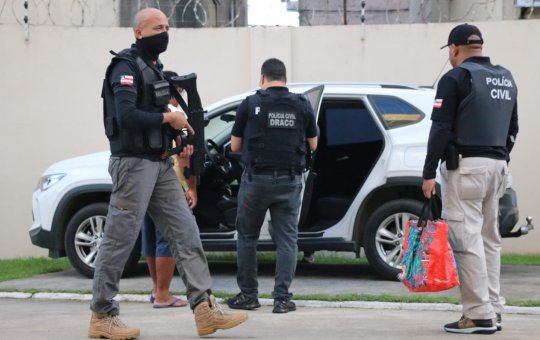 Três agências bancárias são explodidas por homens armados em Irará, na Bahia