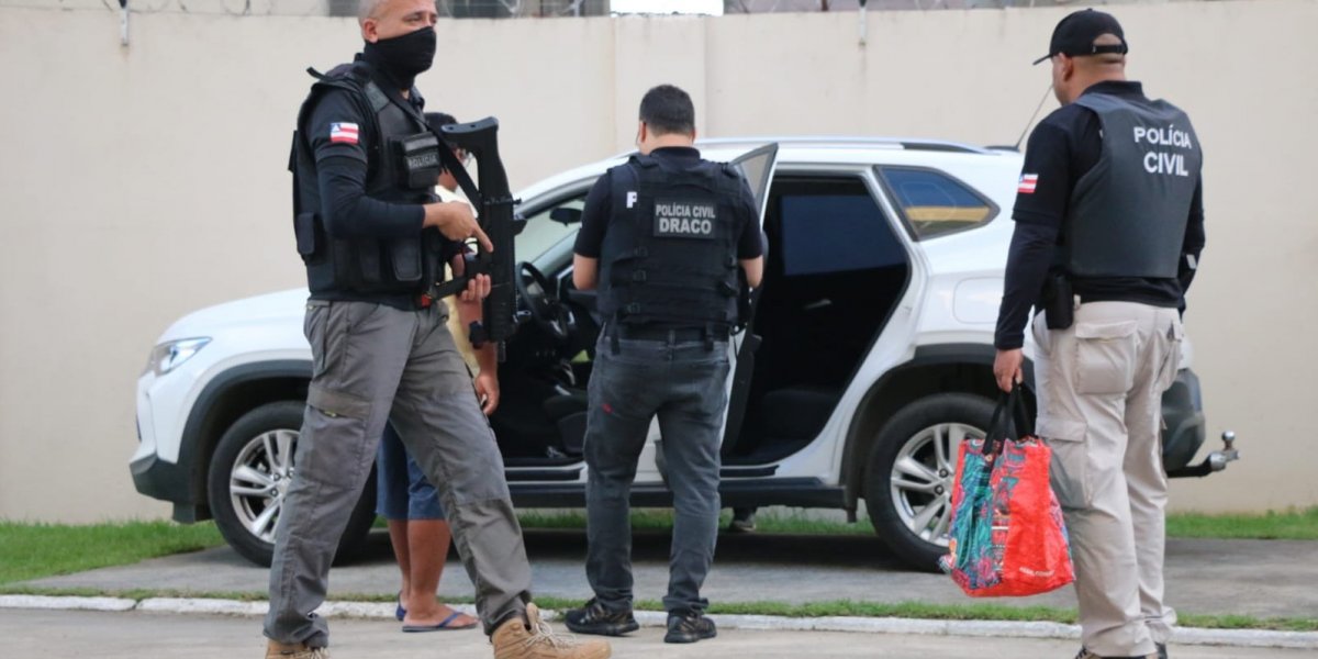 Três agências bancárias são explodidas por homens armados em Irará, na Bahia