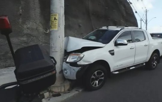 Salvador: carro bate em poste após motorista passar mal em São Caetano