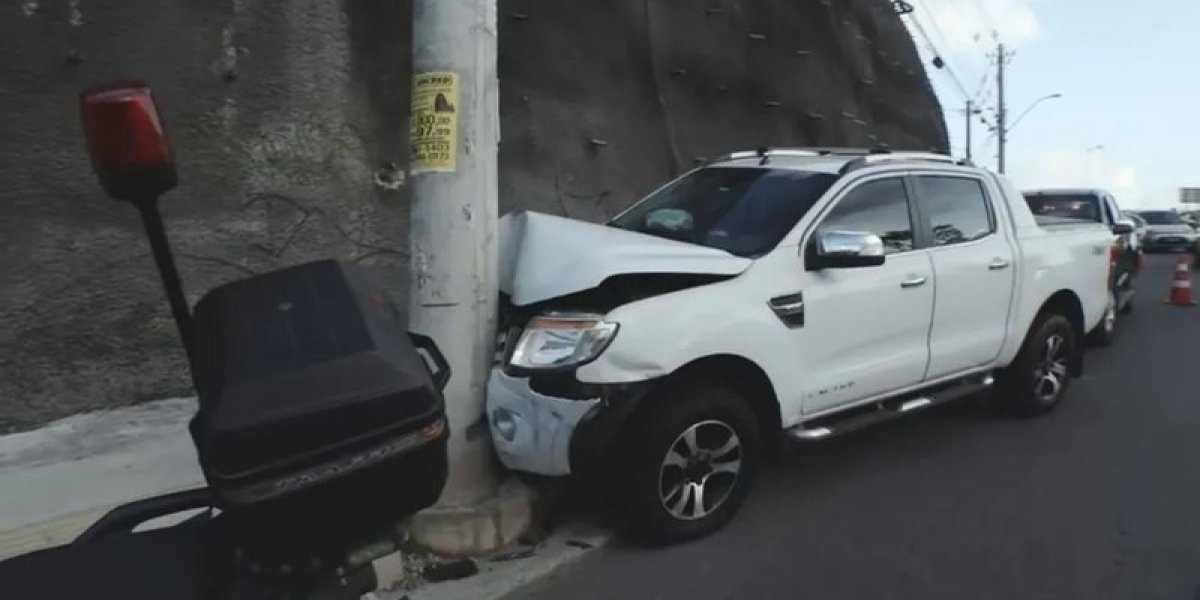 Salvador: carro bate em poste após motorista passar mal em São Caetano