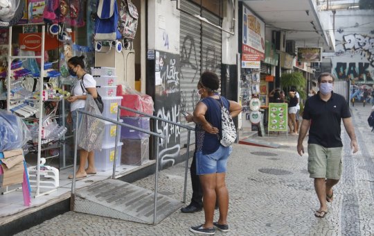 Comércio varejista tem queda de 0,1% em agosto, diz IBGE