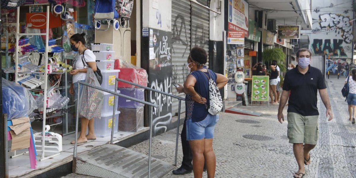 Comércio varejista tem queda de 0,1% em agosto, diz IBGE