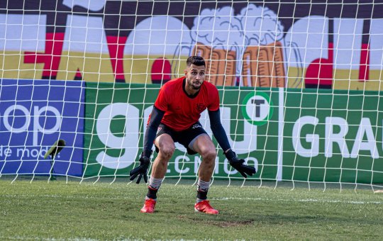 Vitória renova contrato com o goleiro Dalton, destaque do time na Série C