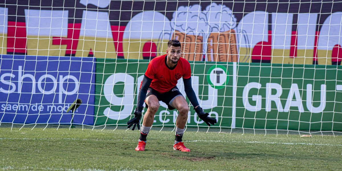 Vitória renova contrato com o goleiro Dalton, destaque do time na Série C