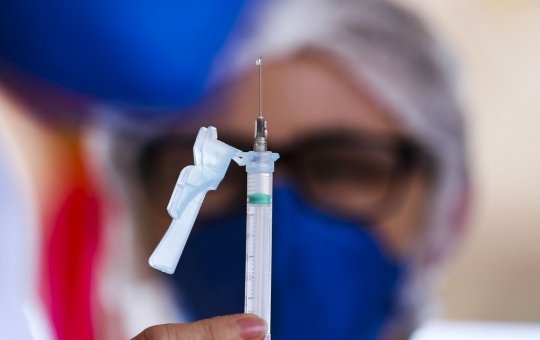 Primeiro lote de vacinas contra Varíola dos Macacos chega ao Brasil