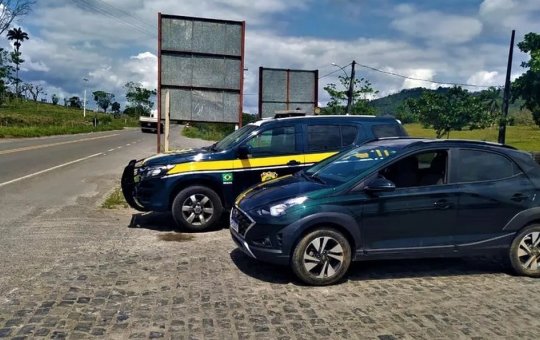 Mulher é detida por dirigir carro roubado na BR-101, em Itabuna