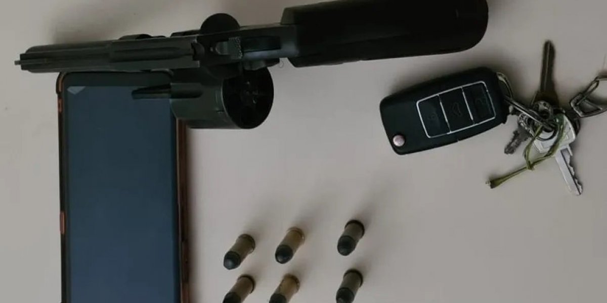 Xique-Xique: homem é preso ao ameaçar filha e esposa com arma de fogo