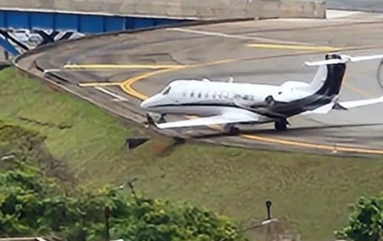 Pneu traseiro de avião estoura e pista de pouso de Congonhas é interditada