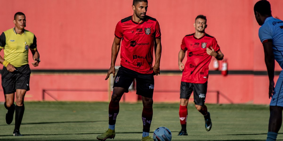 Vitória tenta renovação de Tréllez e aguarda resposta após enviar contraproposta