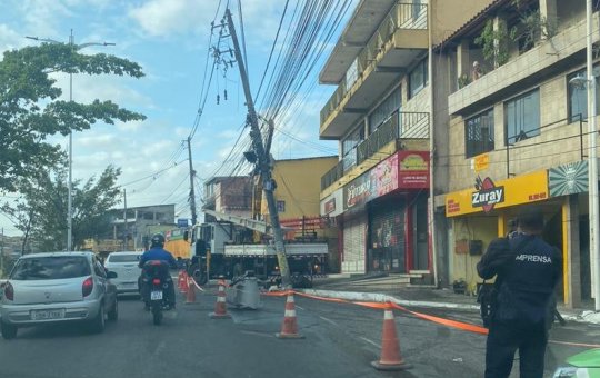 Salvador: carro bate em poste na Av. Afrânio Peixoto, no Subúrbio Ferroviário