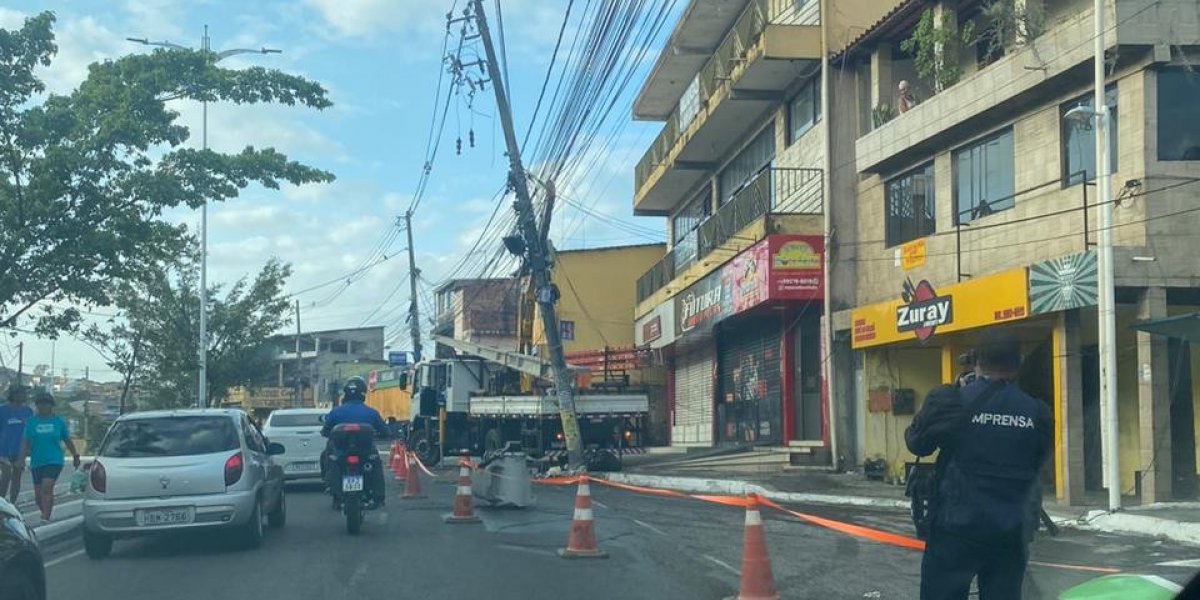 Salvador: carro bate em poste na Av. Afrânio Peixoto, no Subúrbio Ferroviário
