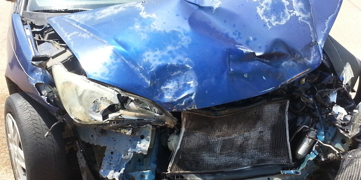 Motorista tenta desviar de cachorro e morre após batida de carro em Caculé