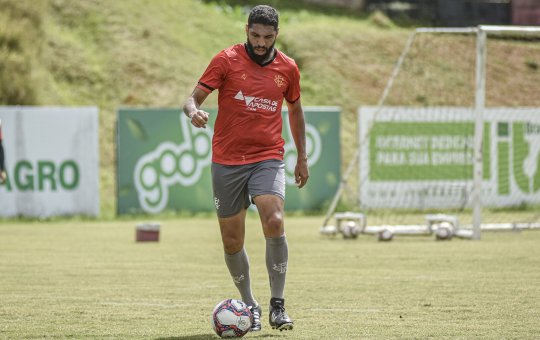 Fábio Mota revela que Wallace está fora dos planos do Vitória para 2023