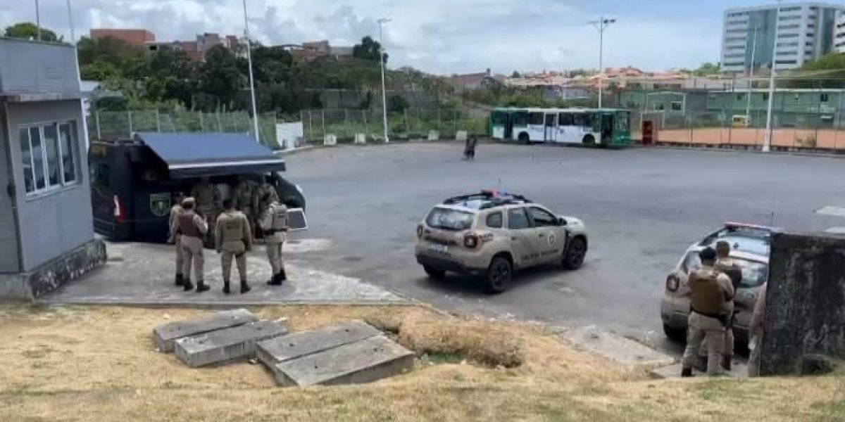 Suspeita de bomba em ônibus na Estação Mussurunga assusta passageiros
