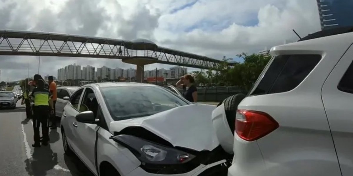 Engavetamento entre seis carros deixa trânsito congestionado na Avenida Paralela