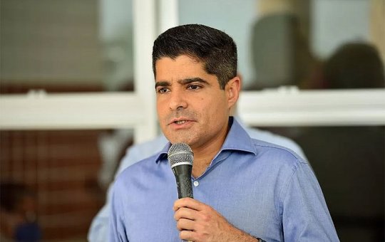 Sem Jerônimo Rodrigues, ACM Neto participa sozinho de "debate"