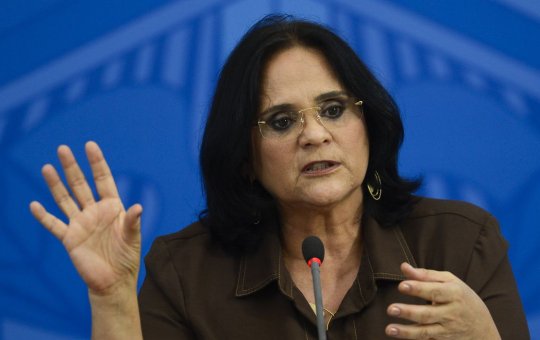 Damares não apresenta provas e diz ter ouvido "nas ruas" sobre tráfico humano