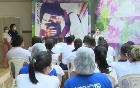 Profissionais da saúde recebem homenagem de pacientes no Hospital do Oeste