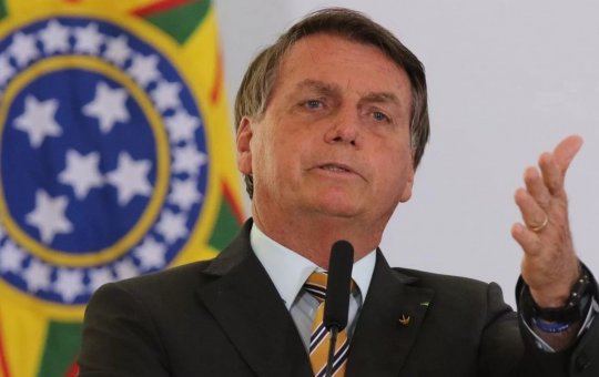Palanque com Bolsonaro no RJ quase desaba e assusta presentes; veja o vídeo
