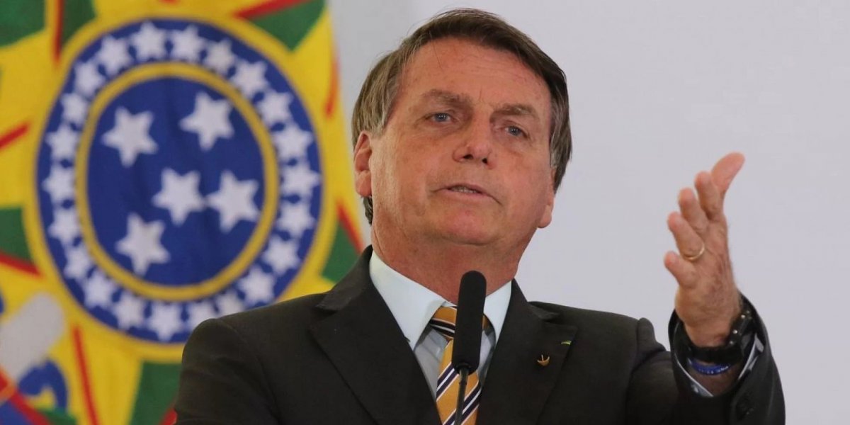 Palanque com Bolsonaro no RJ quase desaba e assusta presentes; veja o vídeo
