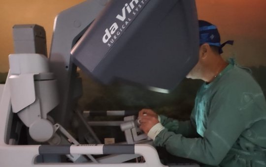 Segunda menor criança submetida a uma cirurgia robótica no Brasil é operada 