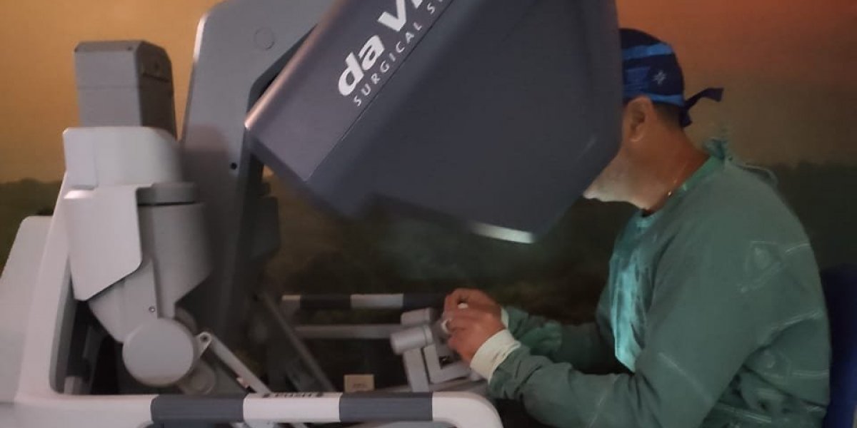 Segunda menor criança submetida a uma cirurgia robótica no Brasil é operada