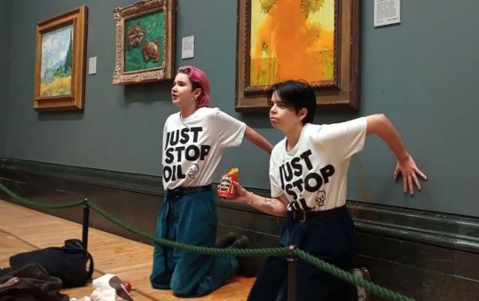 Ativistas jogam sopa de tomate no quadro 'Girassóis', de Van Gogh