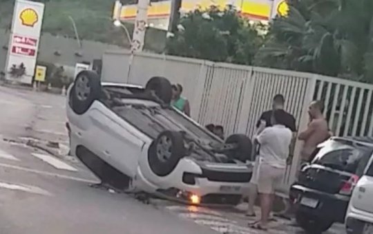 Salvador: motorista capota carro no Costa Azul