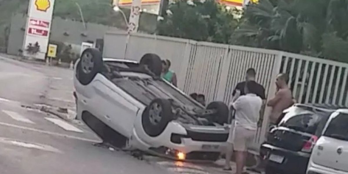 Salvador: motorista capota carro no Costa Azul
