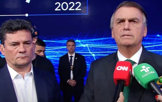 Sergio Moro deixa briga no passado e acompanha Bolsonaro em debate