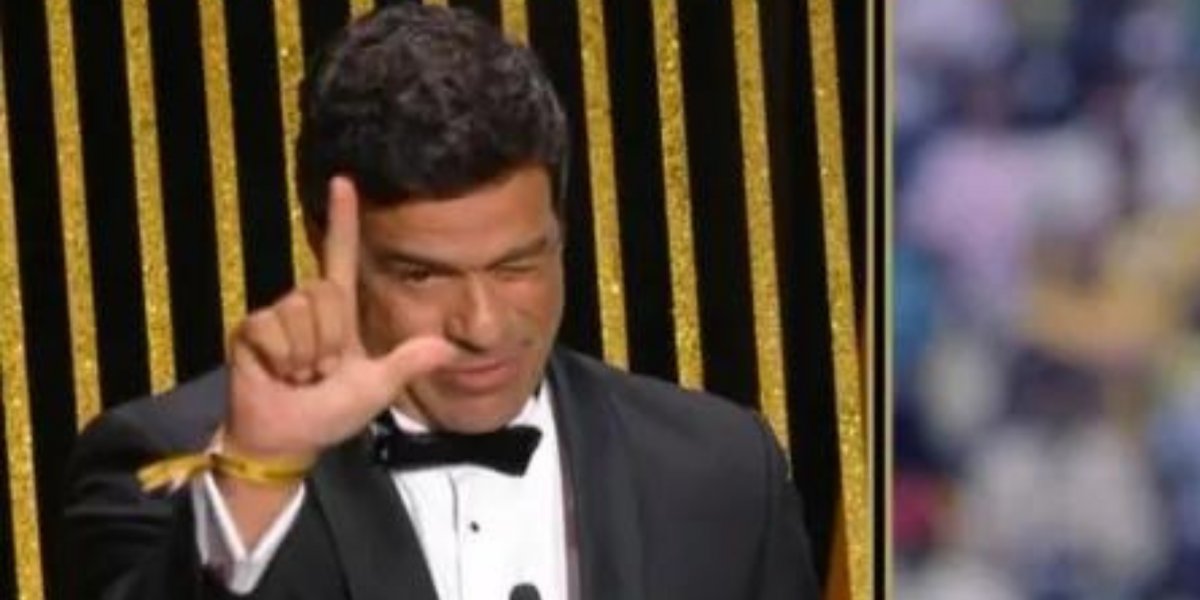 Ex-jogador Raí faz o 'L' durante discurso na cerimônia Bola de Ouro; veja