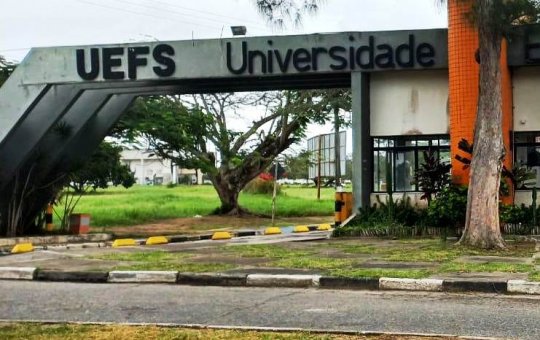  Apoiadores do presidente invadem Uefs e retiram faixa com: "Fora Bolsonaro"