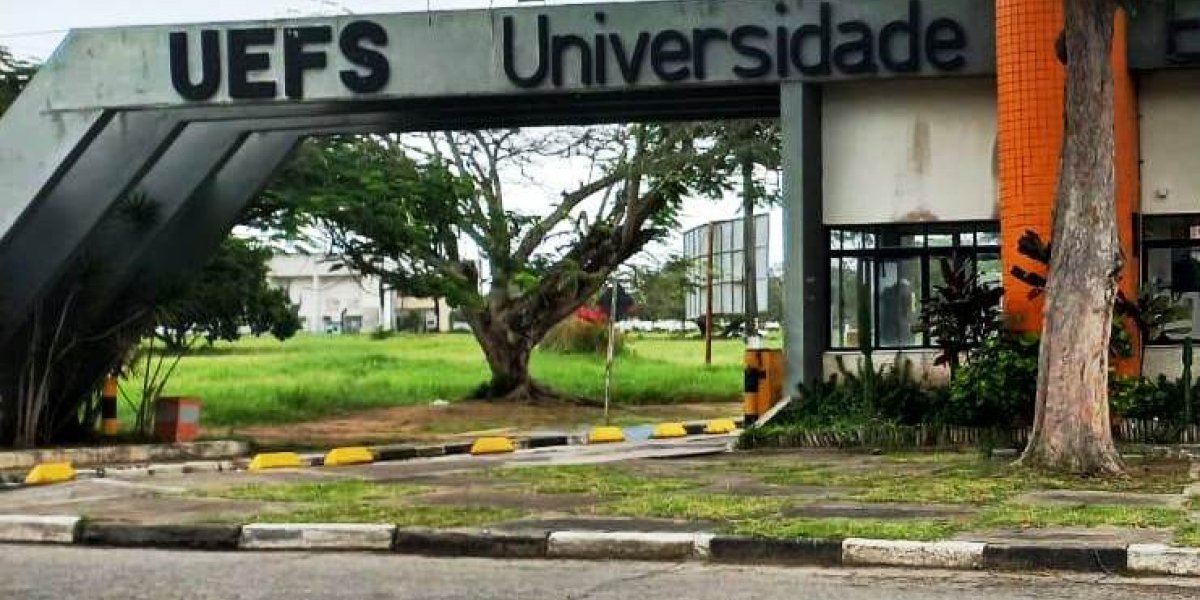 Apoiadores do presidente invadem Uefs e retiram faixa com: "Fora Bolsonaro"