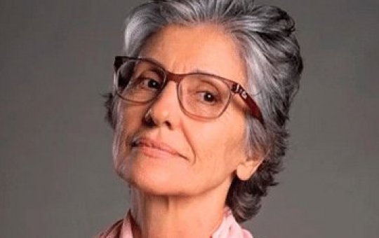 Cássia Kiss manda recado em tom de deboche para novas atrizes