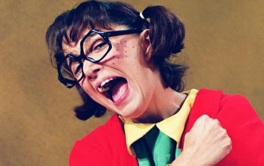 Chiquinha de "Chaves" é acusada de homofobia e racismo nas redes