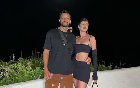 Rodrigo Simas abre o jogo sobre sexualidade e relacionamento com Agatha Moreira