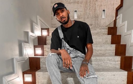 Pessoas protestam em frente ao prédio onde comediante sofreu racismo