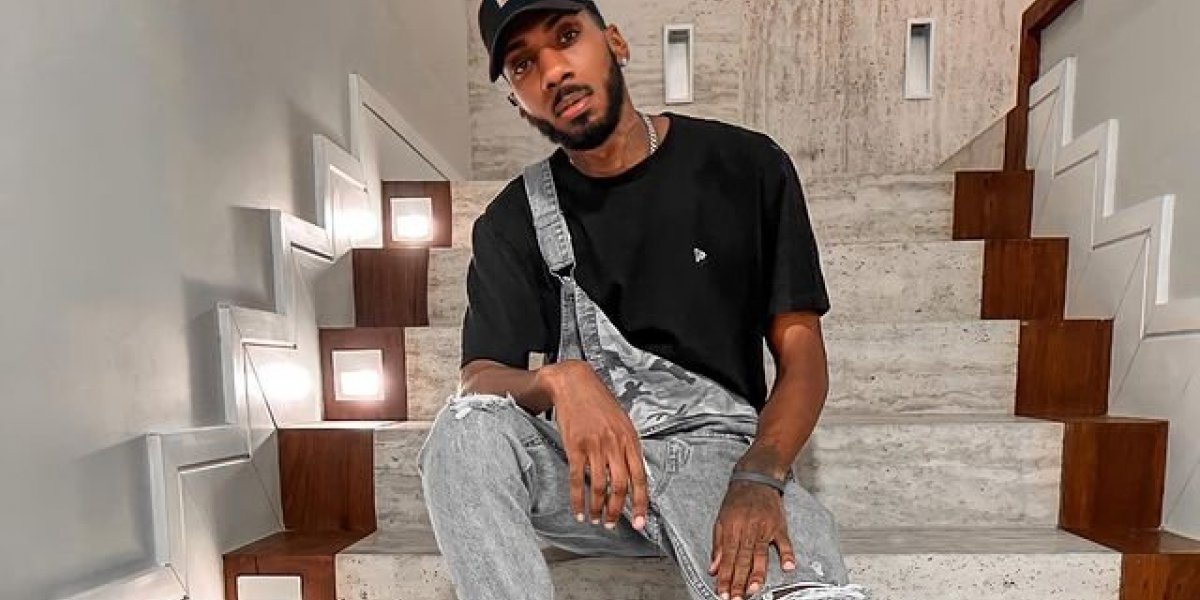 Pessoas protestam em frente ao prédio onde comediante sofreu racismo