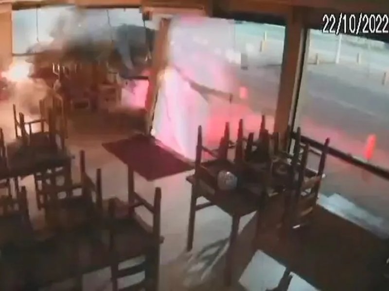 Carro invade restaurante e deixa estabelecimento destruído em Itabuna, na BA